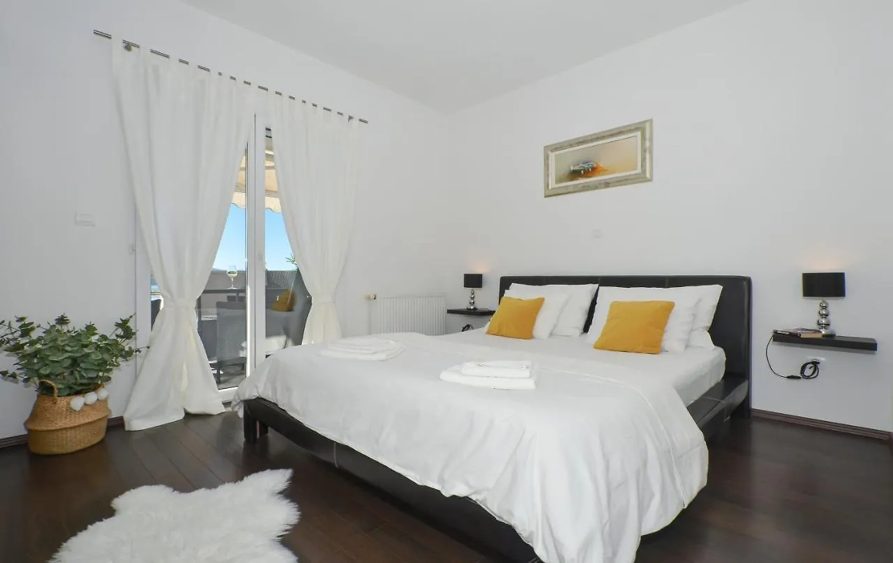 Copacabana Beach Apartments Trogir