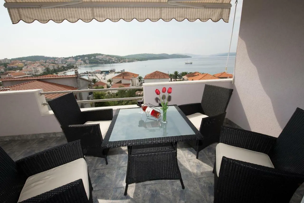 Copacabana Beach Apartments Trogir 0*,